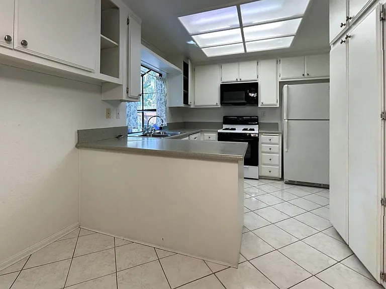 6064 Laura Ln — Photo 6
