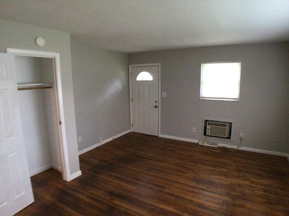 4th image of 2402 N Lesley Ave