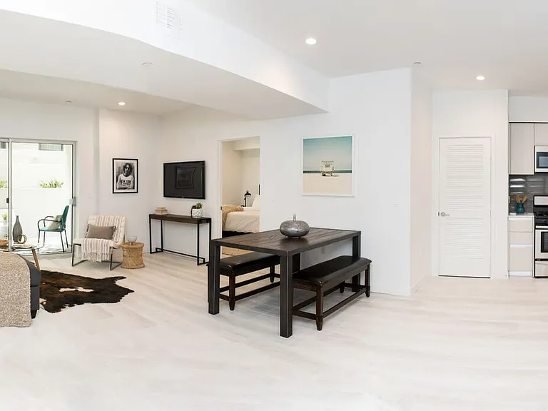 625 S Barrington Ave — Photo 6