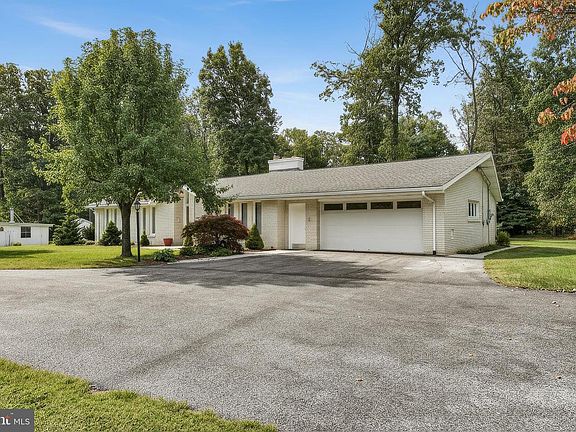 3rd image of 1063 Porters Rd