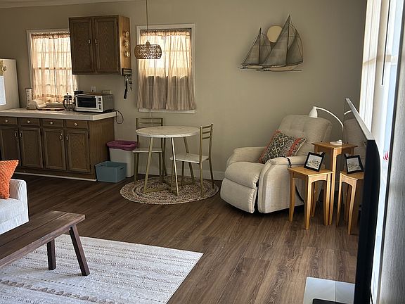 2nd image of 260 Santa Monica Dr