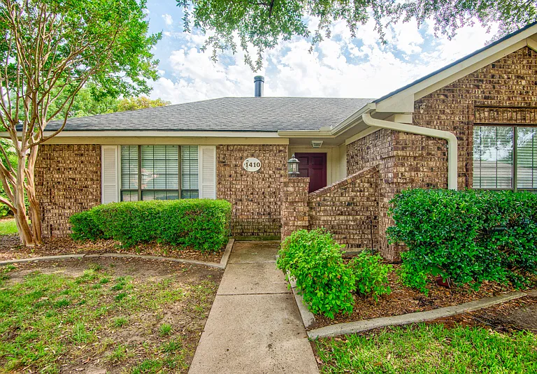1410 Flameleaf Dr — Photo 2