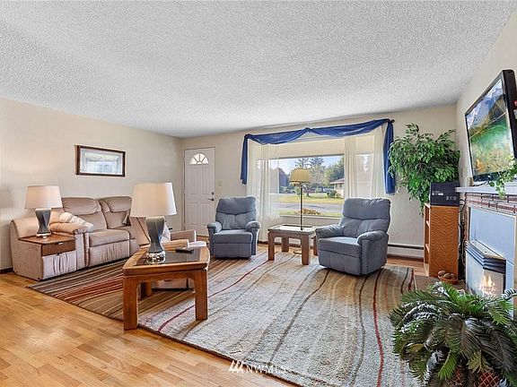 3rd image of 18193 W Chinook Dr