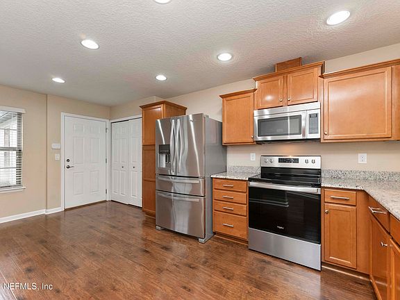 5th image of 32 FAIRHAVEN GLEN Trail