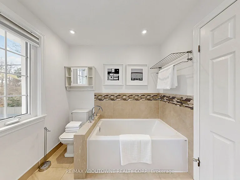 1316 Cambridge Dr — Photo 37