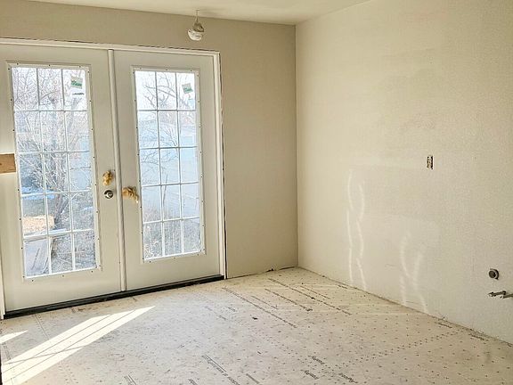 5th image of 325 Johnson St