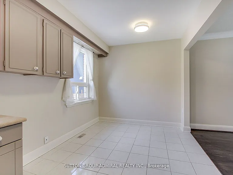 194 Cocksfield Ave #MAIN FLOOR — Photo 11