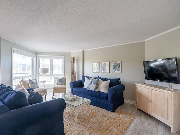 4th image of 219 E Grand Avenue #5C