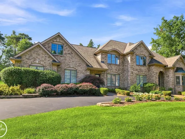 2453 Pine Hollow Dr, East Lansing, MI 48823