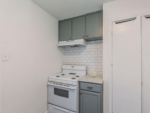 3rd image of 1604 Fairview Dr