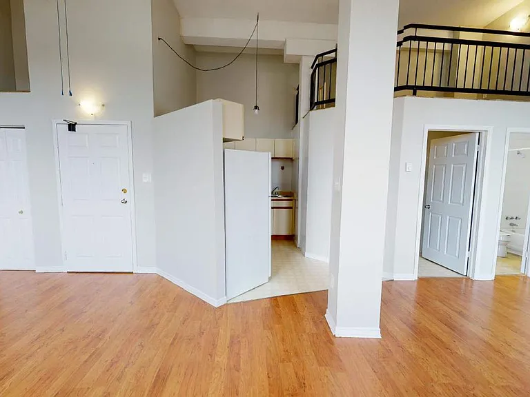 630 Dundas St — Photo 2