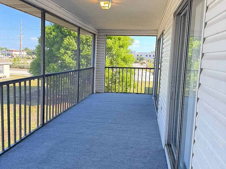 2826 SE Santa Barbara Pl — Photo 1