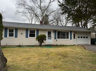 16 Comanche Trl, West Greenwich, RI 02817