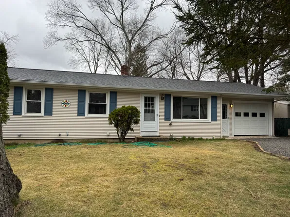 16 Comanche Trl, West Greenwich, RI 02817