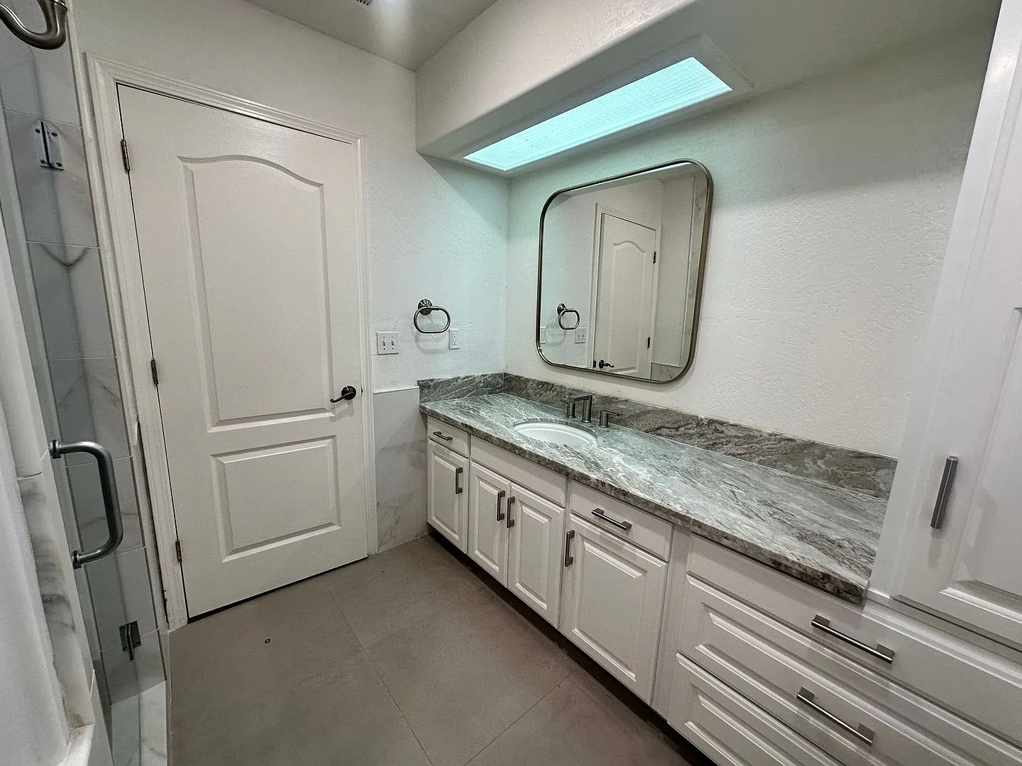 Two story house located in The Lakes gated community — Photo 4