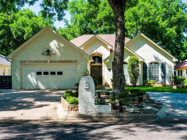 350 Meadowalkes Drive, Meadowlakes, TX 78654