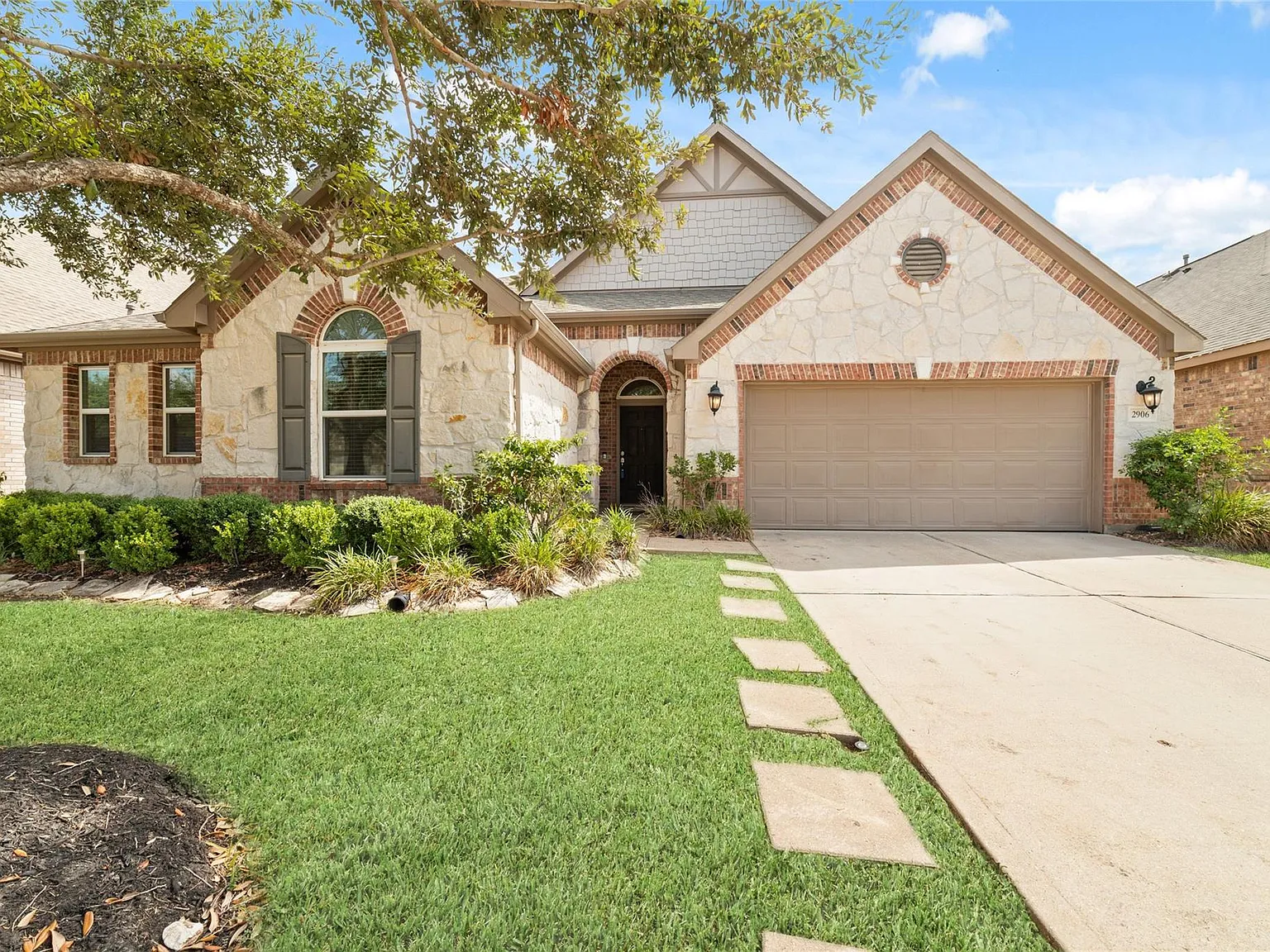 3 bed, 2.5 bath, 2914 sqft, $2,500 — Photo 1