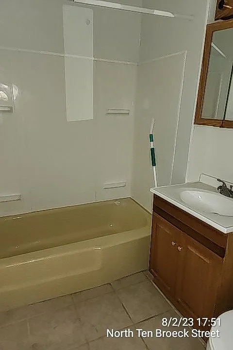 2 bed, 1.0 bath, 990 sqft, $1,400 — Photo 2