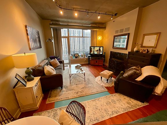 3rd image of 1305 S Michigan Ave APT 1011