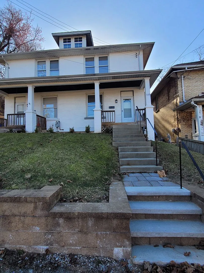 2 Bedroom 1 Bathroom Right Side Duplex (Brookline) — Photo 2