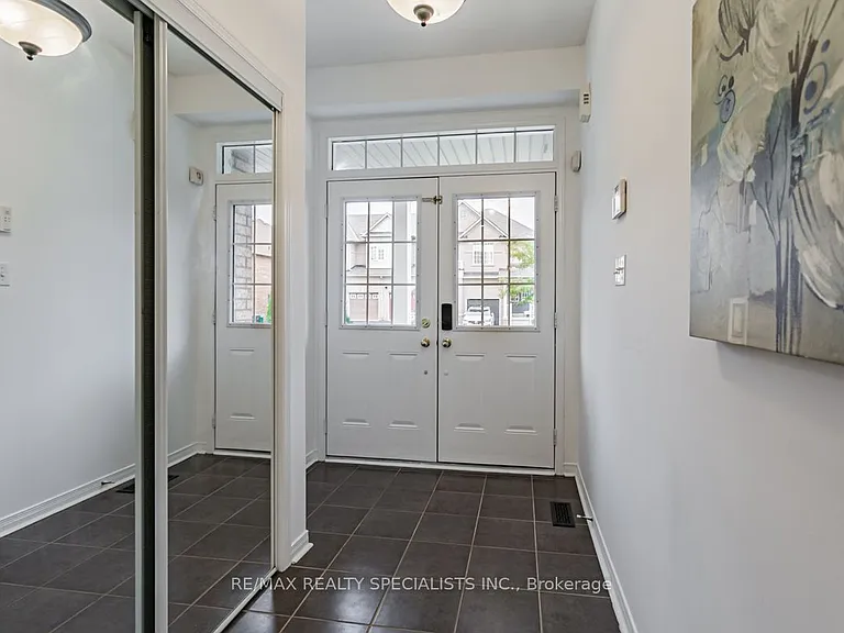 16 Evanwood Cres — Photo 2