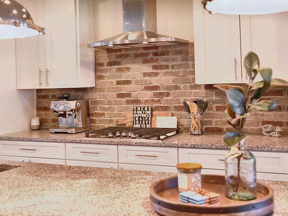 Gas range, SS hood, granite countertops