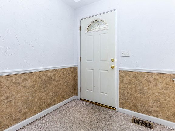 5th image of 32016 Belcrest Rd