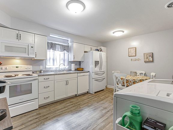 5th image of 440 W Hubert Ave