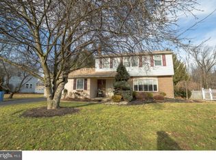 19 Meadow Glen Rd, Lansdale, PA 19446