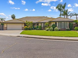 800 Ramblewood Ct, Dinuba, CA 93618