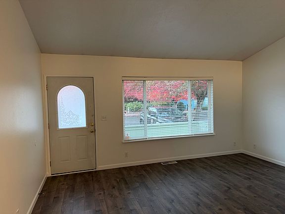 5th image of 5542 E St