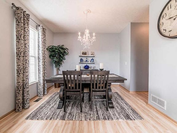 3rd image of 612 Montmorency Dr S
