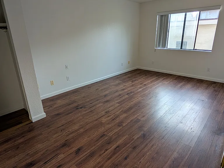 1708 E Glenoaks Blvd — Photo 5