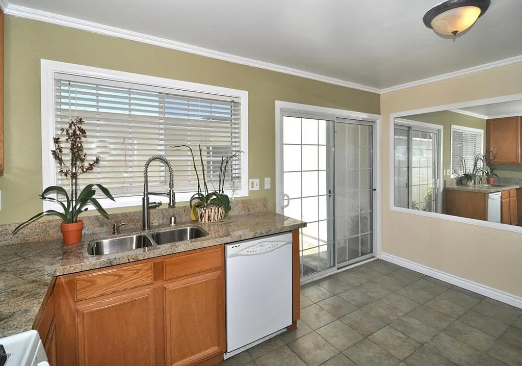 3 bed, 1.5 bath, 1297 sqft, $3,700 — Photo 3