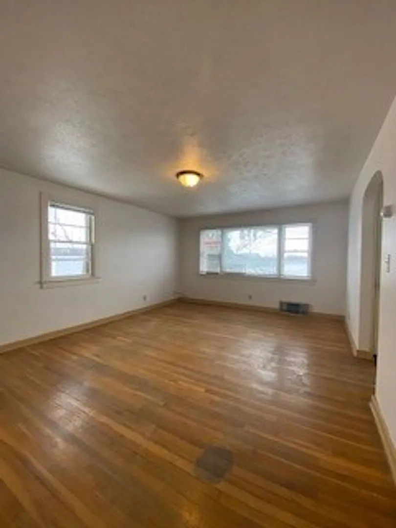 748 N Lake St — Photo 3