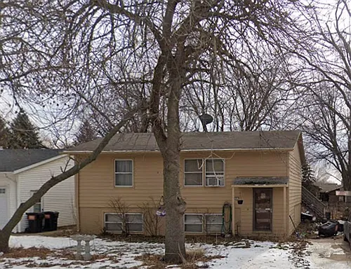 605 E Maple St Photo 1