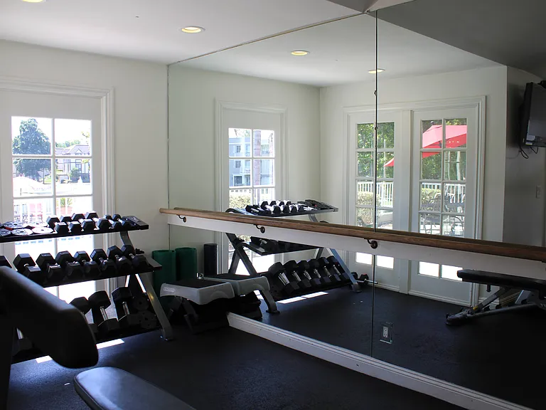 Versailles on the Lake Apartments — Photo 21