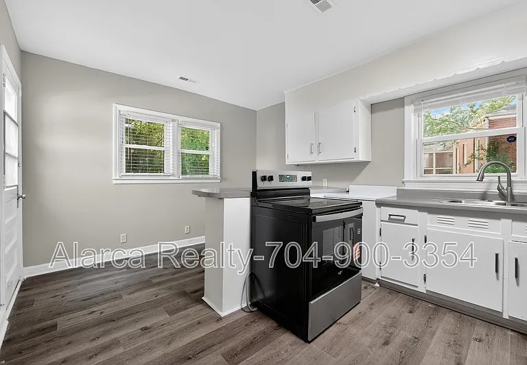 2322 Belfast Dr — Photo 4