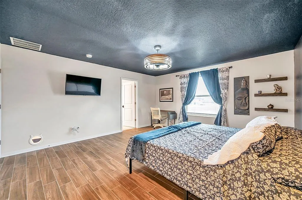 5 bed, 2.5 bath, 2584 sqft, $6,150 — Photo 3