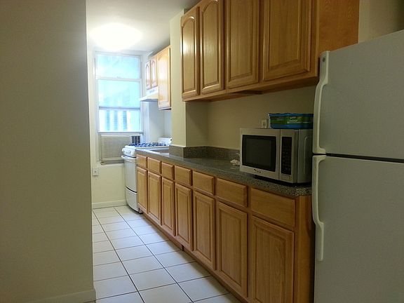 3rd image of 303 E 46th St APT 4E