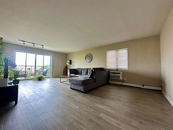 2nd image of 1321 N Franklin Pl APT 4A