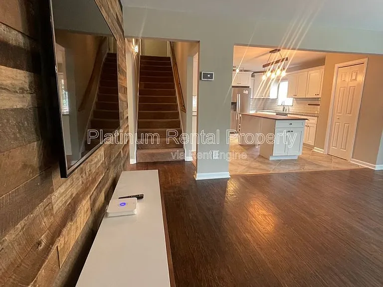 2706 White Oak Dr — Photo 2