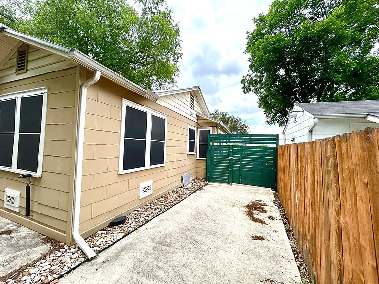 110 El Monte Blvd — Photo 16