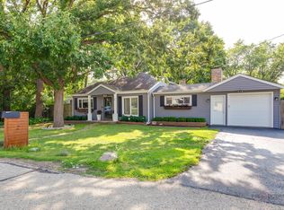 2 Green Ave, Lake Bluff, IL 60044