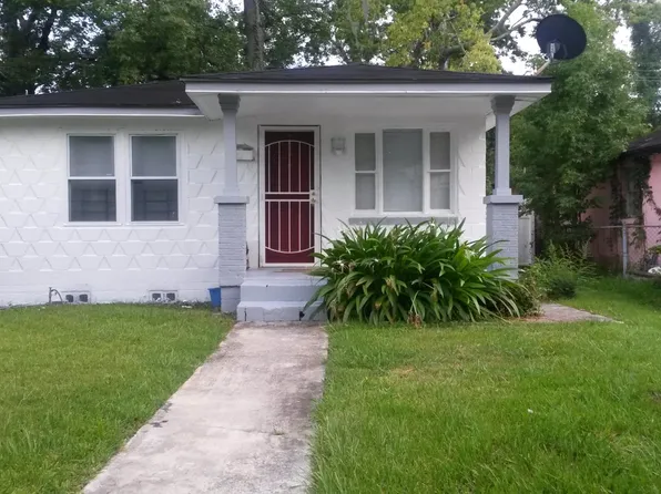 703 W 51st St, Savannah, GA 31405