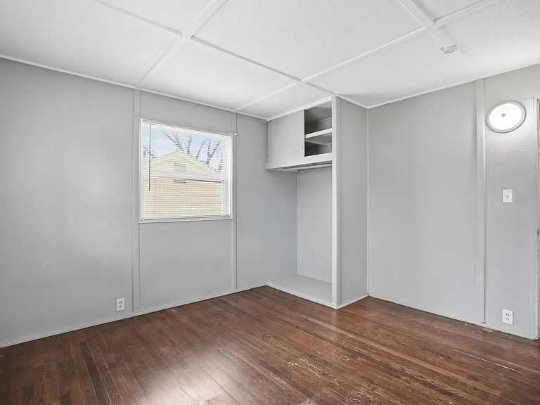 1108 NE 46th Ter — Photo 14