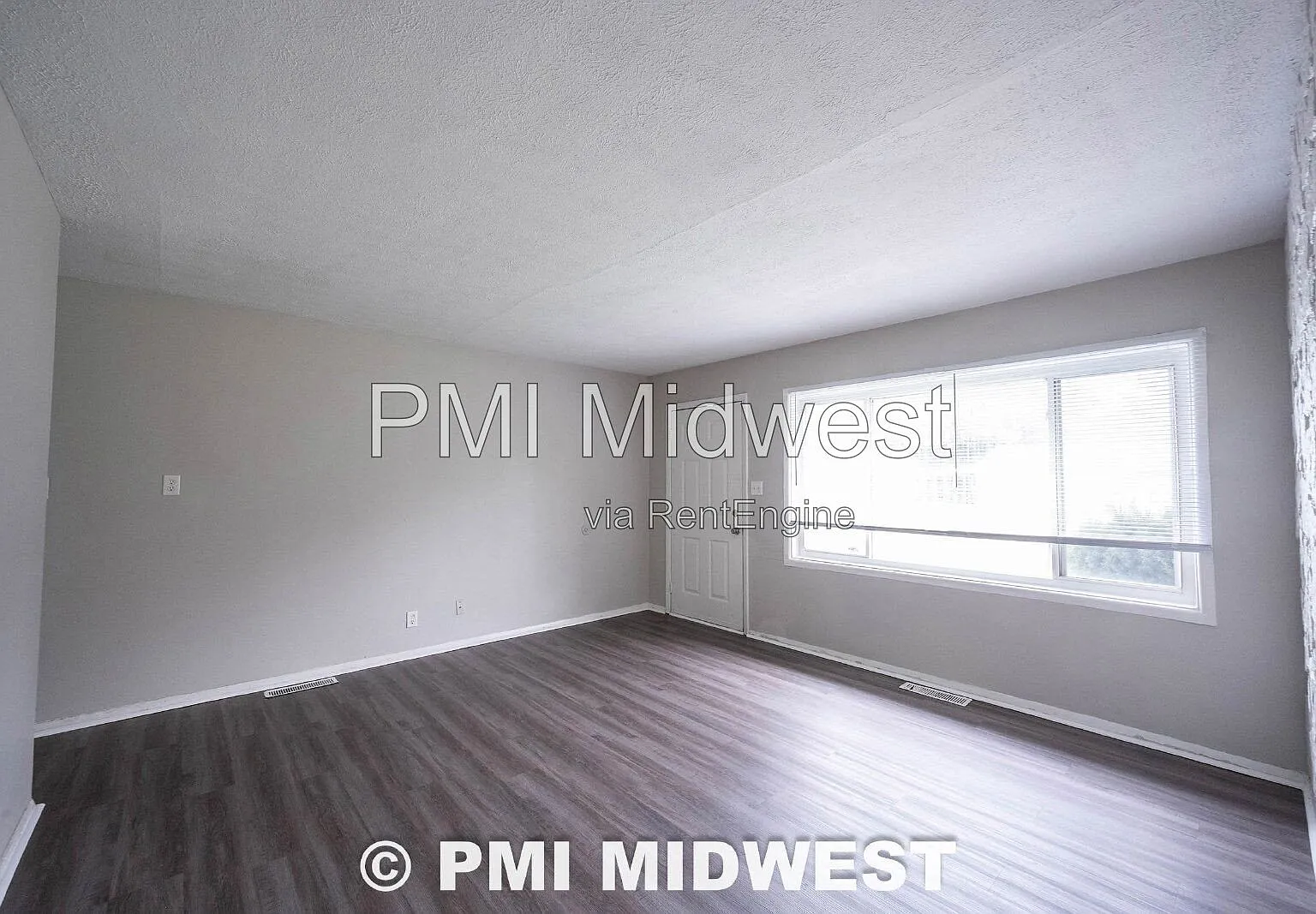 3 bed, 1.5 bath, 936 sqft, $1,050 — Photo 4