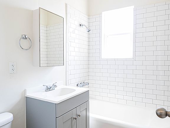 5th image of 510 N Harvard Blvd #405