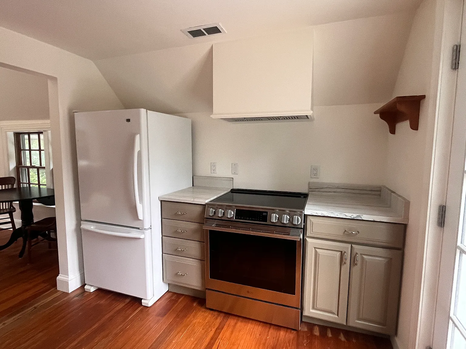 Studio, 700 sqft, $2,200 — Photo 4