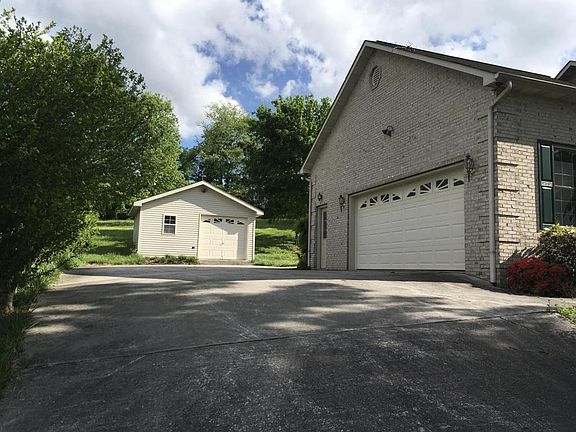 3rd image of 6712 Worthington Ln